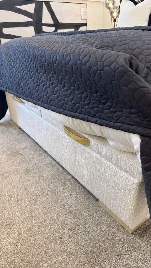 Peri Black and Cream Bed