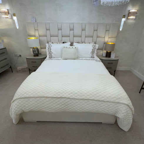 Silverstone Off-White Boucle Bed